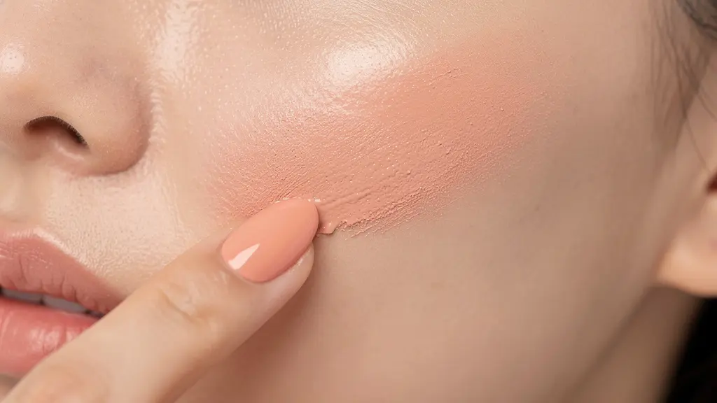 Detalle de aplicación de labial en mejillas con técnica de difuminado natural
