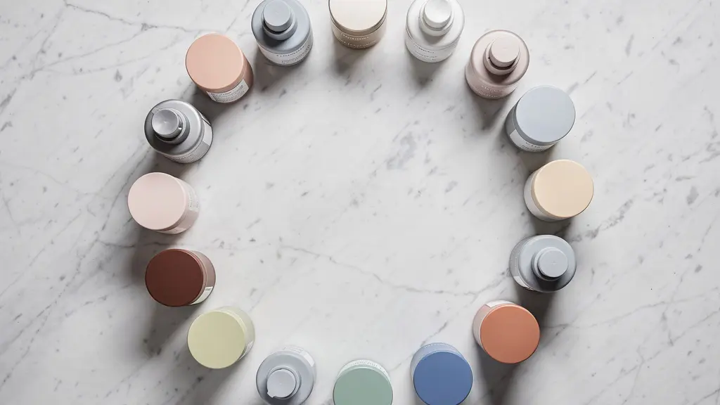 Vista cenital de productos de cuidado facial organizados en círculo sobre superficie de mármol