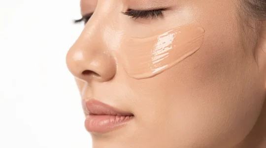 Rostro femenino con textura suave mostrando diferentes zonas de tratamiento cosmético