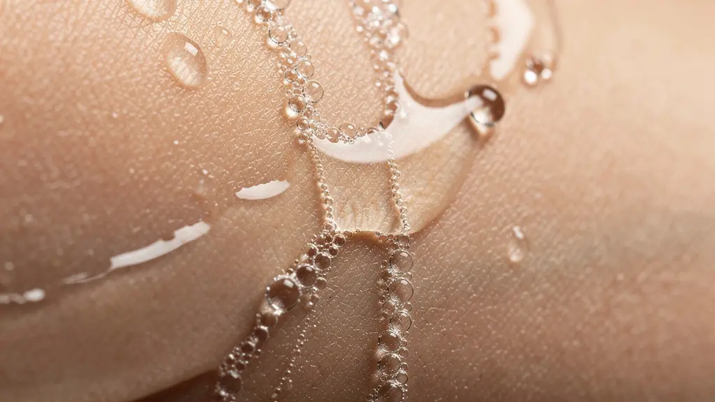 Vista macro de texturas separadas aceite y agua en superficie de piel